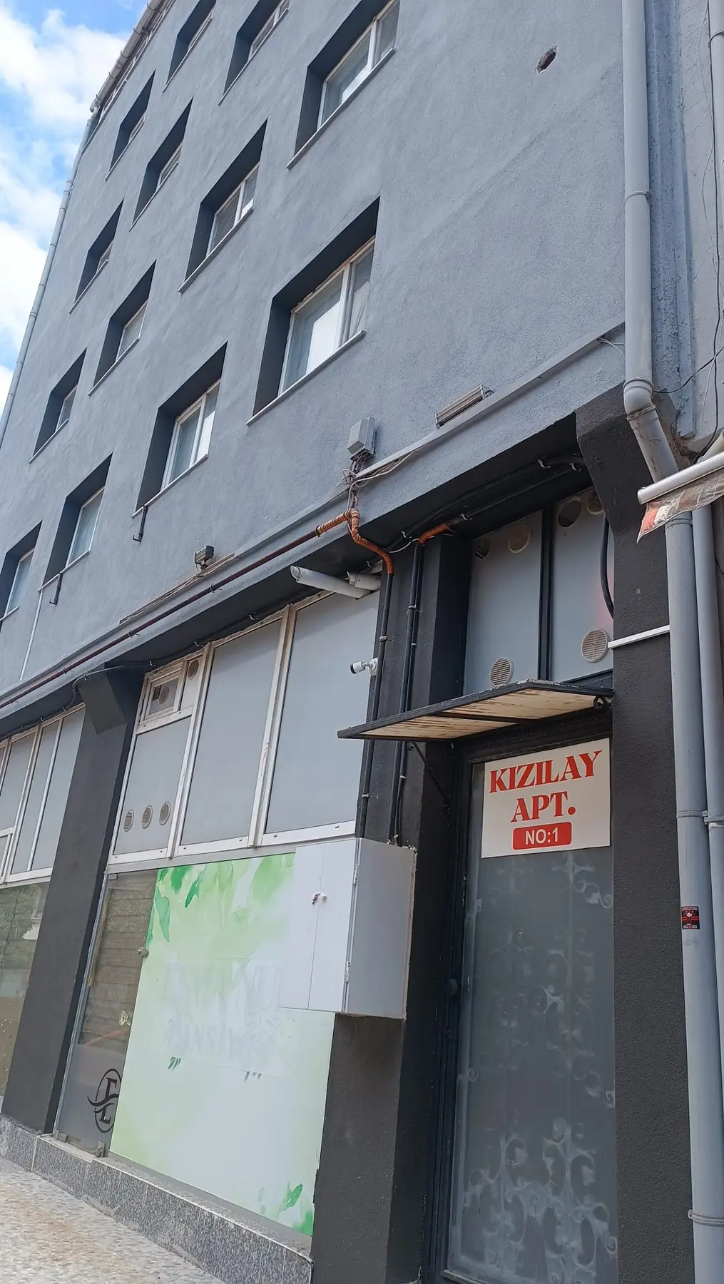Lapseki merkezde Kızılay Apartmanı bina girişi