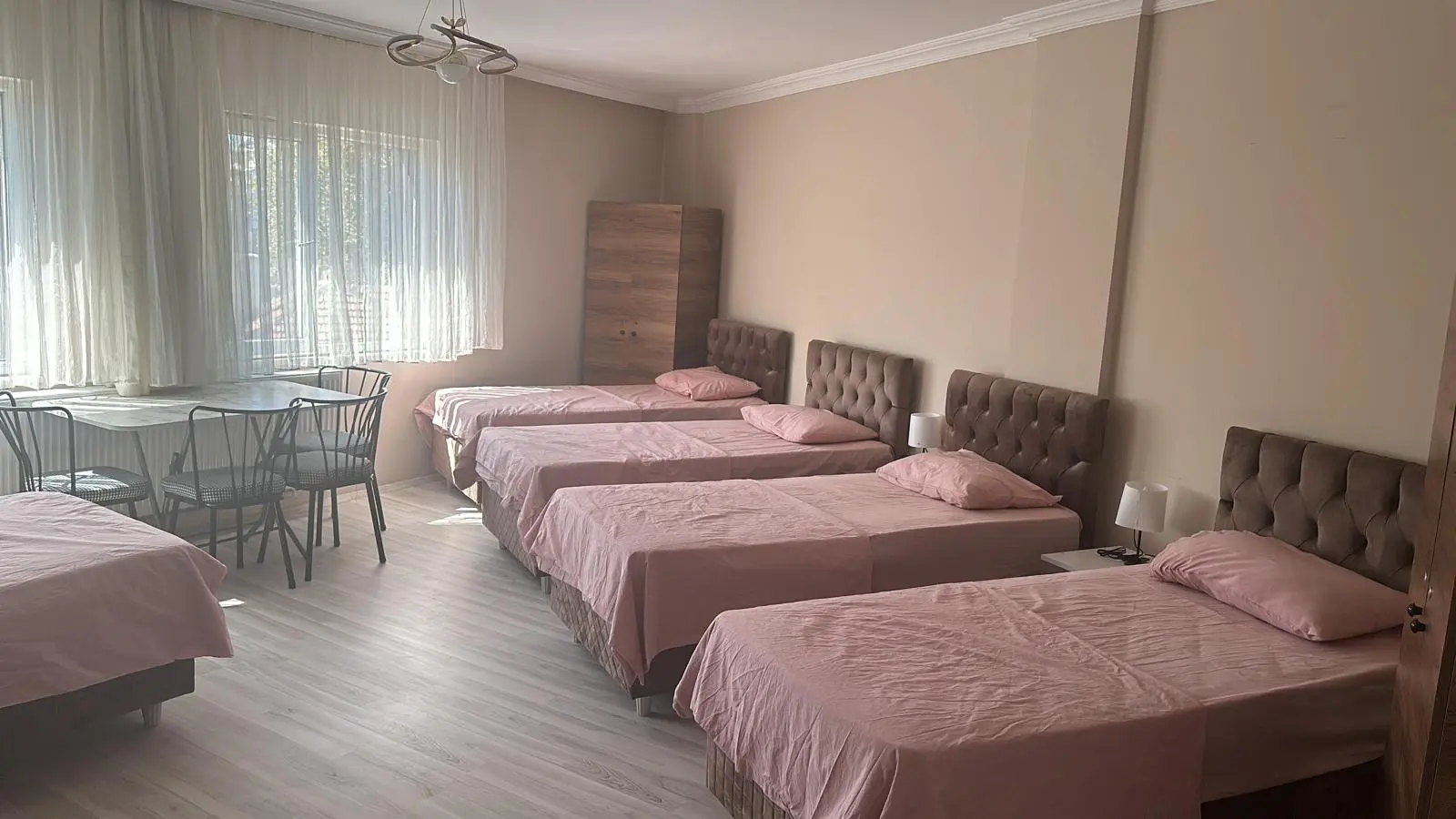 Lapseki kız öğrenci evinde geniş, aydınlık ve tam eşyalı oda